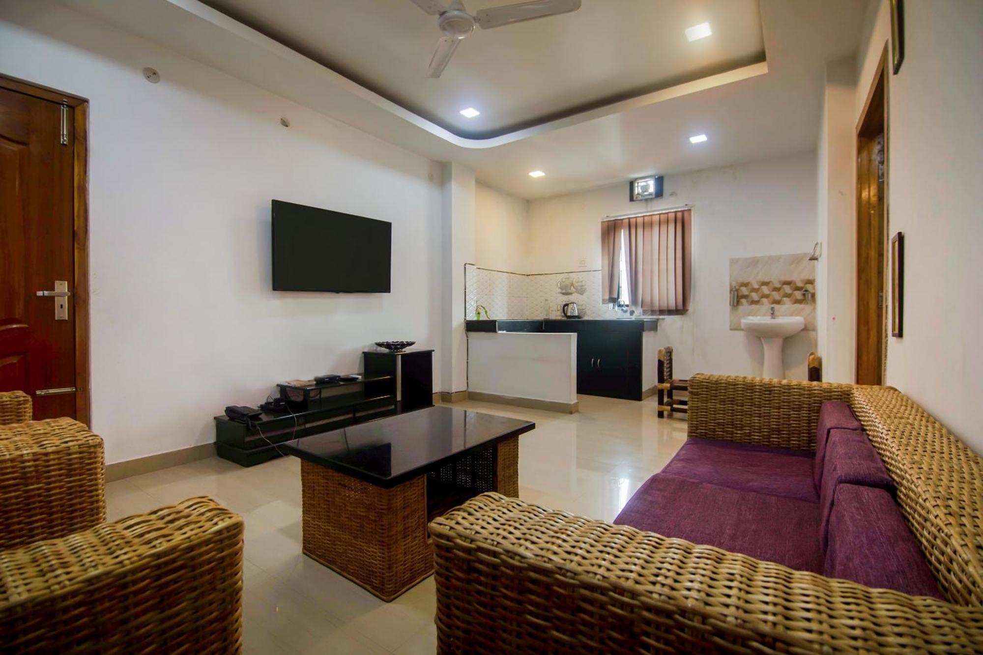 Hotel Collection O The Blu Bell Nizarapar Path Guwahati Exterior foto